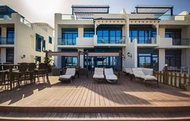 Comfortable townhouse with a terrace and a direct access to the beach, Palm Jumeirah, Dubai, UAE for 7,100 € per week