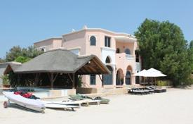 Spacious villa with a swimming pool and a private beach, Palm Jumeirah, Dubai, UAE for 12,900 € per week