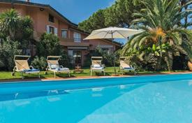 Spacious original villa with a swimming pool and a park near the beach, Lido di Camaiore, Italy for 9,700 € per week