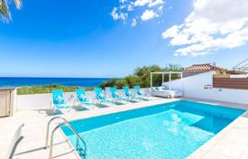 Idyllic setting, beautiful views and perfect interior, this fabulous villa with private pool is situated on a quite area of Protar for 2,950 € per week