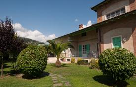Spacious villa with a swimming pool and a garden, Querceta, Italy for 9,800 € per week