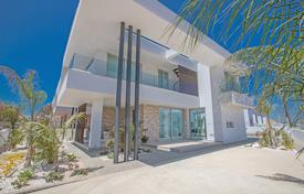 Comfortable villa in a prestigious resort for 377,000 €