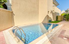 Villa with a swimming pool, a garden and a private beach in the prestigious area of Palm Jumeirah, Dubai, UAE for $8,500 per week