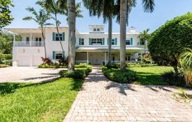 Spacious villa with a backyard, a swimming pool with a spa, a garden, a terrace and two garages, Pinecrest, USA for $3,106,000
