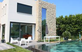 Modern villa with a swimming pool in a quiet area, 100 meters from the beach, Cap d'Antibes, France for 8,800 € per week