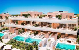 Luxury beachfront penthouse with solarium, private pool and sea views in Marbella for 3,080,000 €