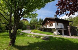 Spacious chalet with a terrace, a parking and a fireplace, Chamonix, France for 3,300 € per week