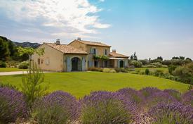 Traditional two-level villa with a pool in Les Baux-de-Provence, France for 10,700 € per week