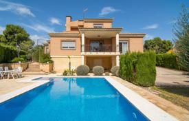 Three-storey villa with a pool, a parking and a garden in La Nucia, Alicante, Spain for 578,000 €