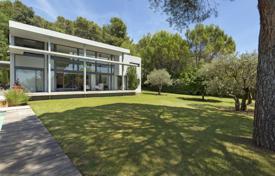 Stylish two-level villa in a secluded location, Cadenet, Provence, France for 5,700 € per week