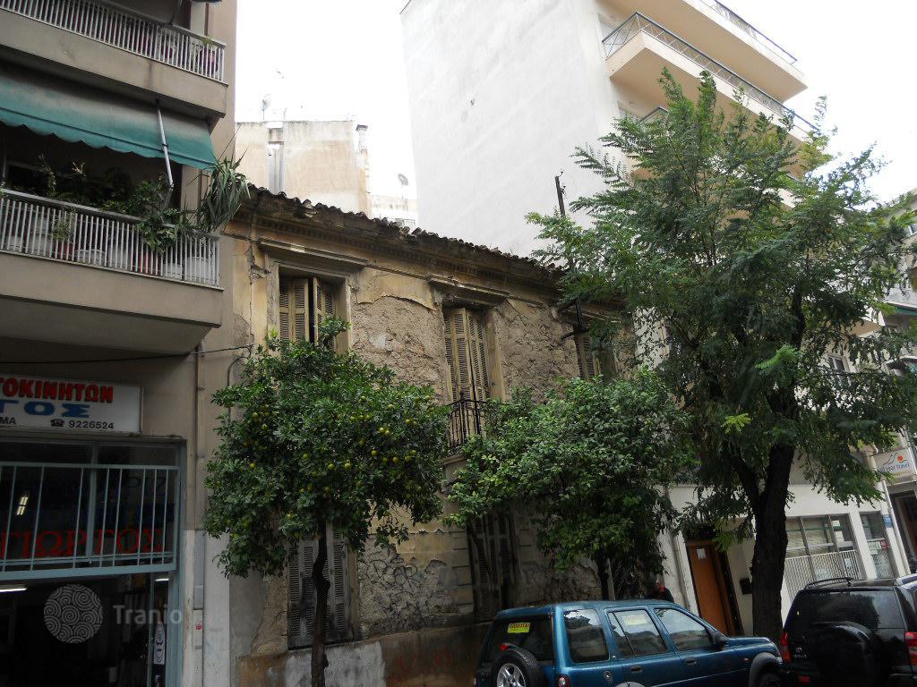 Building for renovation in the hirstoric centre of Athens