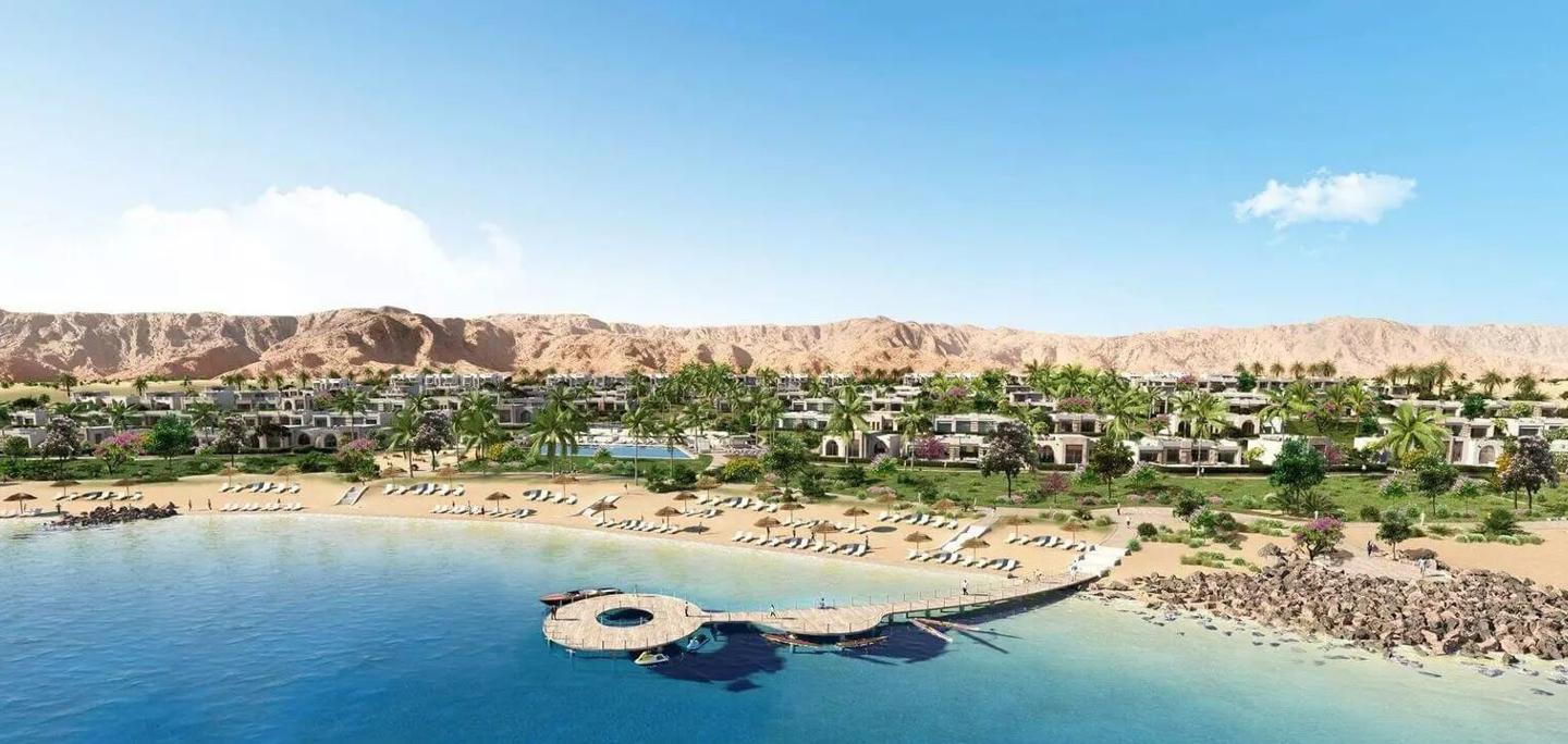 Townhouses and villas on the Gulf of Oman with a beach and a pier. Ready in six months!
