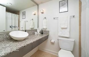 5-bedroom apartment in Blue Jays Way for C$1,059,000