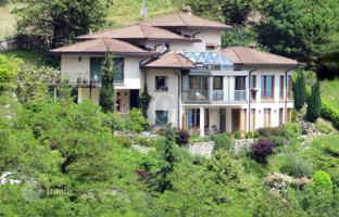 Elegant villa with a magnificent terraced garden and panoramic views of Lake Como in Cerano d'Intelvi, Italy for 1,150,000 €