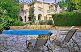 This is a deluxe, superb Villa situated in a quiet and wonderful area, only 250 meters to the sandy beach and the amenities of Cor for 3,900 € per week