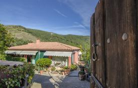 Unique villa with a beautiful garden, terraces and a swimming pool, next to the park, Calella, Spain for 850,000 € Unique villa with a beautiful garden, terraces and a swimming pool, next to the park, Calella, Spain for 850,000 €