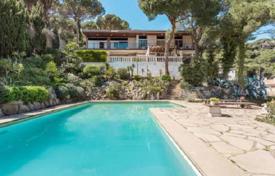Classical villa with a sea view and a large pool in a gated residence, close to Barcelona, Premià de Mar, Spain. Profitable proposition for 990,000 €