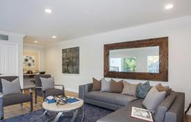 Luxury houses with pools for sale in North America. Designer villa with garden and swimming pool, in Sunset Strip, Hollywood Hills West, California, USA Luxury houses with pools for sale in North America. Designer villa with garden and swimming pool, in Sunset Strip, Hollywood Hills West, California, USA