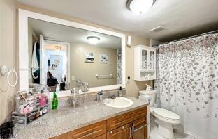 2-bedroom apartments in condo 98 m² in West End for $320,000