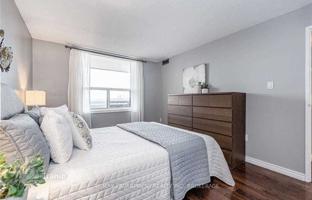 4-bedroom apartment in Lake Shore Boulevard West for C$833,000