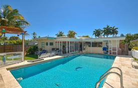 Cozy villa with a pool, a parking and a terrace, Miami Beach, USA for $700,000