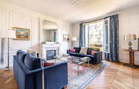 Classic five-room apartment near the Champ de Mars, 7th arrondissement of Paris, France for 2,500,000 €