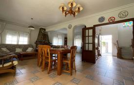 Furnished villa just 100 meters from the sea in Cabo Roig for 800,000 €