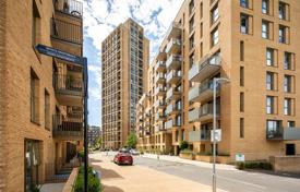 One-bedroom apartment with a parking space in a new complex by the lake, Hendon, London, UK for £380,000