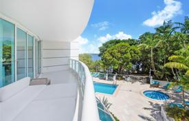 Cosy apartment with pool views in a residence on the first line of the beach, Miami, Florida, USA for $1,285,000