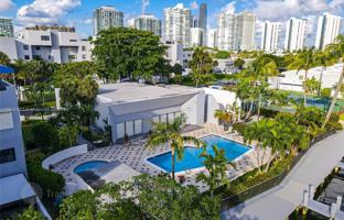 4-bedroom house 225 m² in Sunny Isles Beach for $1,650,000