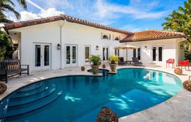Mediterranean fully renovated villa with a pool, a garage and a terrace, Bal Harbor, USA for 3,460,000 €