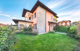 Modern townhouse with a garage and a communal pool in Padenghe sul Garda, Italy for 640,000 €