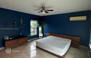 5-bedroom house 245 m² in Miami Beach for $1,590,000