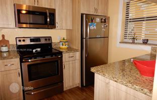 2-bedroom apartments in condo 73 m² in Pembroke Pines for $290,000
