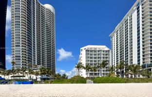 2-bedroom apartments in condo 103 m² in Collins Avenue for $735,000