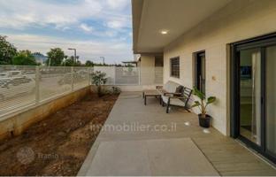 5-bedroom apartment 200 m² in Nahariyya for $992,000
