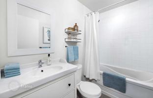 2-bedroom apartment in Lansdowne Avenue for C$1,069,000