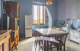 Montalcino (Siena) — Tuscany — Villa/Building for sale for 380,000 €