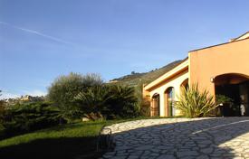 Villa with sea view for 1,500,000 €