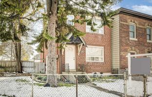3-bedroom house in Gerrard Street East for C$1,237,000
