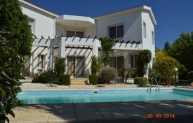 3 Bedroom villa for sale with walking distance to the beach in Coral Bay for 525,000 €