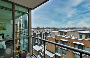 2-bedroom apartment in Etobicoke for C$828,000