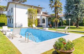 Elite villa with a veranda, a pool and a garden, near the seacoast, Forte dei Marmi, Tuscany, Italy for 9,400 € per week
