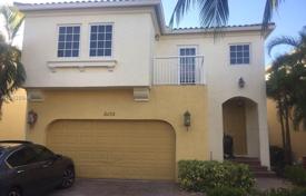 Cozy cottage with a backyard, a terrace and a garage, Aventura, USA for 775,000 €