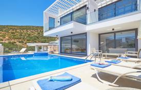 4-bedroom villa 300 m² in Kalkan for 60,853,000 TRY