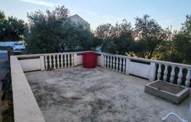 ZADAR, VRSI — House with a large apartment, three apartments and a spacious yard with olive trees! for 450,000 €