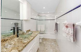 1-bedroom apartments in condo 92 m² in Miami Beach for $670,000