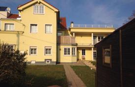 Houses for sale in Vienna. Villa with garden, swimming pool and parking, in the 21st district of Vienna, Austria Houses for sale in Vienna. Villa with garden, swimming pool and parking, in the 21st district of Vienna, Austria