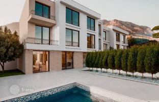 4-bedroom townhouse 225 m² in Blizikuće for 650,000 €