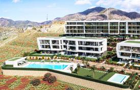 Apartments with 3 bedrooms, private garden and sea views, 500m from the beach in Fuengirola for 618,000 €